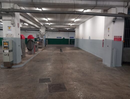 Ali AUTO LAVAGGIO A MANO: Interno di un'area di lavaggio auto con attrezzature per la pulizia a mano. Servizi di autolavaggio.