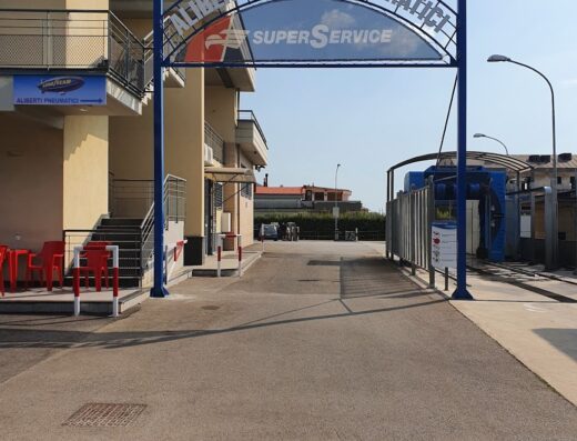 Ingresso di Aliberti Pneumatici & Service SuperService a Baronissi, Salerno, con insegna metallica e indicazioni per servizi pneumatici.