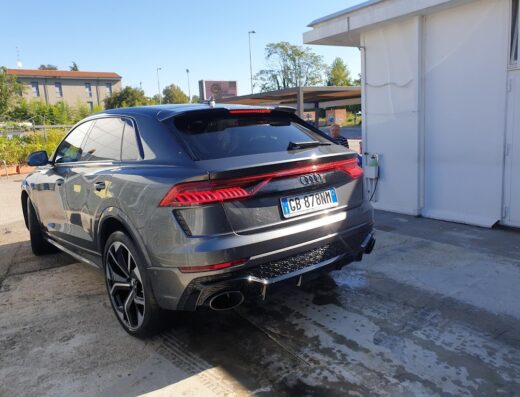 Lavaggio auto ad Almas Autolavaggio Monza: dettaglio del posteriore di un'Audi RS Q8 grigia con targa GB 878NM.