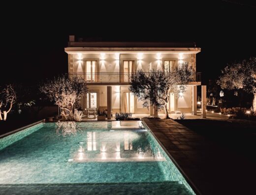Villa di lusso Almasol illuminata di notte con piscina scintillante, perfetta per un'esperienza di charme indimenticabile.
