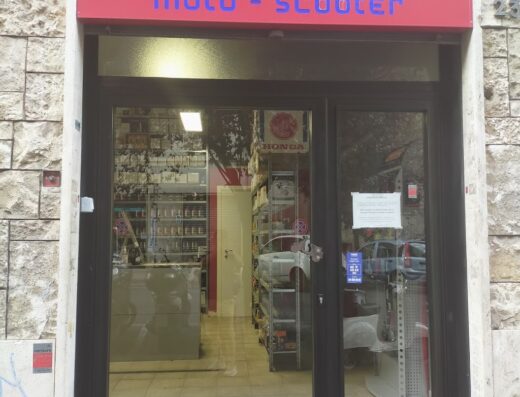 Ingresso del negozio AM Ricambi, specializzato in ricambi e accessori per moto e scooter. Ampia selezione di prodotti visibile all'interno.