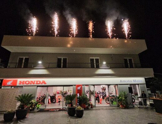 Inaugurazione serale di Amato Moto Honda: Spettacolo pirotecnico sul tetto, vetrine illuminate con moto Honda in esposizione, evento e concessionaria moto
