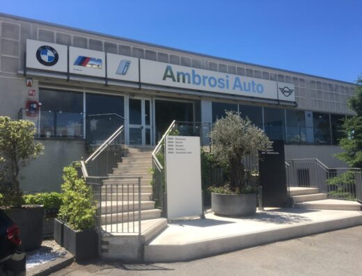 Foto dell'edificio di Ambrosi Auto S.p.A., concessionaria BMW e Mini con cartelli identificativi del marchio.