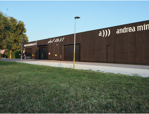 Edificio di Andrea Minto SPA, Mastro Michelin, officina specializzata in revisioni moto, riparazioni e accessori per motociclisti dal 1937.