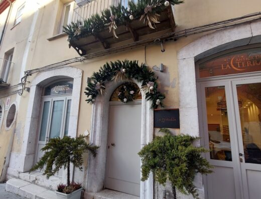 Antica Dimora La Terrazza, facciata decorata con ghirlande festive e piante in vaso, architettura storica italiana