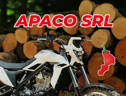APACA MOTO SRL: Moto da cross bianca in esposizione con sfondo di legna. Vendita moto, scooter, ricambi e accessori.