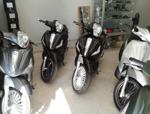 Esposizione di scooter Piaggio Liberty nuovi presso Ape Moto Di F. Prezioso & C. Snc, concessionario di moto e accessori a Modugno, Bari.