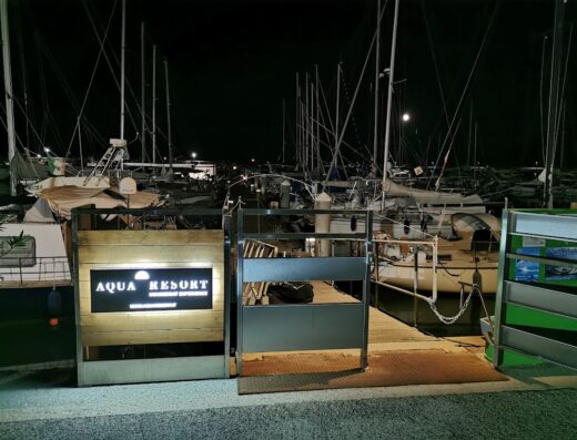 Ingresso notturno all'Aqua Resort Giulianova, un'esperienza unica in houseboat con vista sul porto turistico illuminato.
