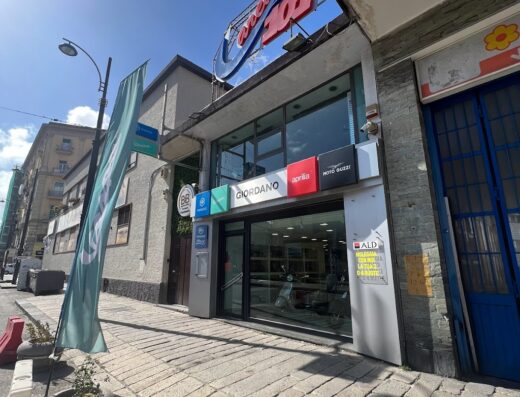 Area 101 Giordano Motor Group: concessionaria moto con insegne di Giordano, Aprilia e Moto Guzzi, rivenditore di motocicli e accessori a Napoli