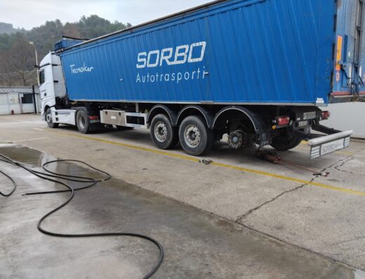 Camion Sorbo Autotrasporti con pneumatico smontato per riparazione presso Armeni & Manni Pneumatici, officina specializzata in pneumatici.