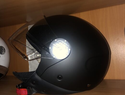 Casco jet nero per motociclisti, accessorio di sicurezza essenziale per la guida su strada, disponibile su Arrigoni Moto.