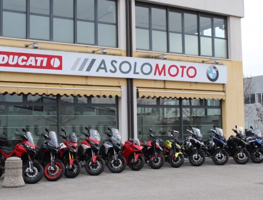 Asolomoto concessionaria moto: esposizione di moto Ducati e BMW nuove e usate, vendita accessori moto e abbigliamento tecnico per motociclisti.