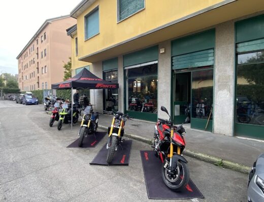 Esposizione di moto Fantic presso Motomeccanica Milano, con aste e bilancieri in primo piano. Servizi di officina e vendita accessori moto.