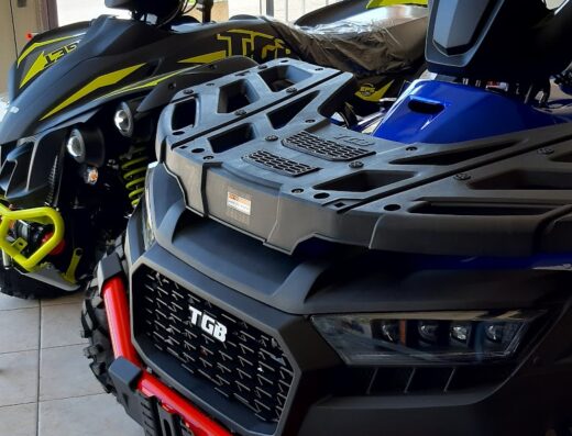 Atuttamanetta Quad Srls: Dettaglio di due quad TGB e Arctic Cat esposti in concessionaria, veicoli ideali per avventure off-road e turismo su quattro ruote