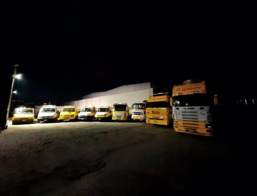 Flotta di veicoli di soccorso stradale Auto Center srls, inclusi furgoni e autogrù pesanti, pronti per interventi H24.