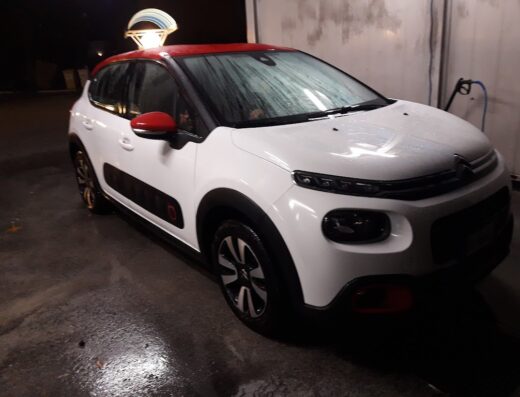 Citroen C3 bianca e rossa appena lavata presso Auto Douche S.a.s., servizio di autolavaggio self-service per auto e moto