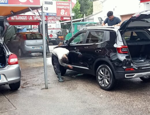 Autolavaggio a mano America 1 di Mahmoud: servizio di lavaggio auto completo a 8€, pulizia e sanificazione professionale.