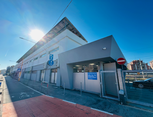 Esterno di Auto Moto Station, carrozzeria, officina meccanica e gommista con parcheggio bici e auto, insegne e cancello.