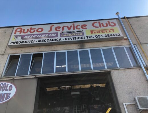 Insegna di Auto Service Club di Ravagli Enzo, officina specializzata in pneumatici, meccanica e revisioni con marchi Michelin, Bridgestone, Goodyear e Pirelli.