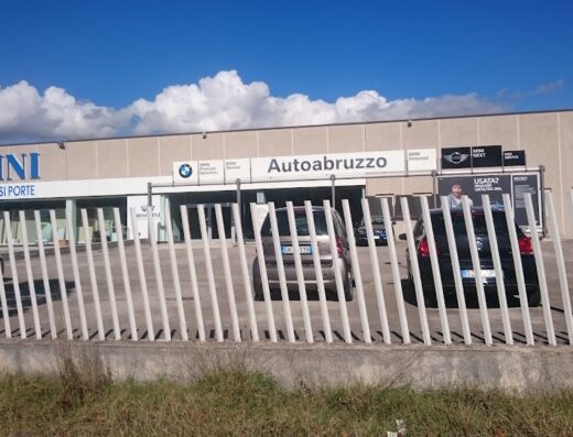 Concessionaria Autoabruzzo Srl a L'Aquila, rivenditore autorizzato BMW, BMW Motorrad e Partner MINI, con esposizione di auto e cartellonistica promozionale.