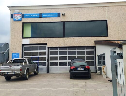 Autofficina Antonelli a [Location]. Facciata dell'officina Bosch Car Service con furgone parcheggiato e auto in riparazione. Servizi di manutenzione e riparazione auto.