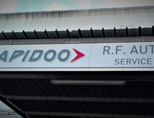 Insegna dell'Autofficina R.F. Auto che offre servizi di riparazione e manutenzione per auto e moto. Officina specializzata.