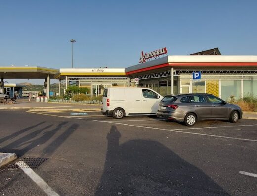 Autogrill Sacchitello Nord: area di servizio con distributore di carburante Eni Shop e ristorante Autogrill, auto e furgone parcheggiati.