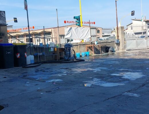 Autolavaggio esterno con segnaletica stradale e attrezzature per la pulizia, servizio di lavaggio moto e accessori