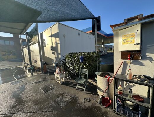 Area di autolavaggio per moto con box lavaggio, accessori per la pulizia e zona di servizio in Italia