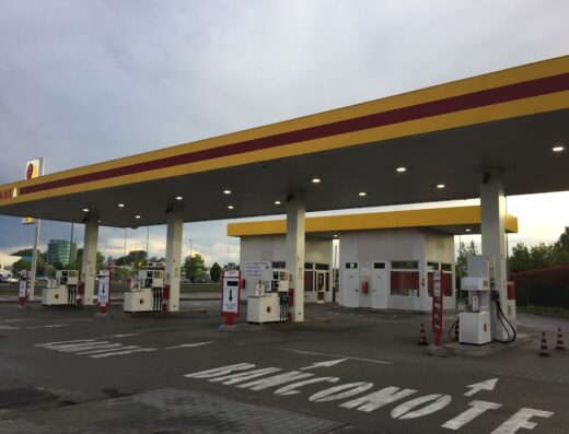 Stazione di servizio TANKA con pompe di carburante e indicazioni per il pagamento. Ideale per motociclisti in viaggio che necessitano di rifornimento.