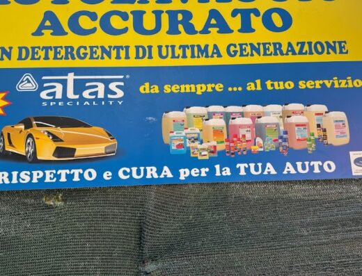 Pubblicità per autolavaggio '4 Fratelli' con auto gialla sportiva e prodotti ATAS per la cura e il lavaggio auto, con slogan 'Rispetto e cura per la tua auto'.