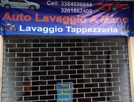 Insegna di autolavaggio a mano e lavaggio tappezzeria con i numeri di telefono, auto e moto disegnate.