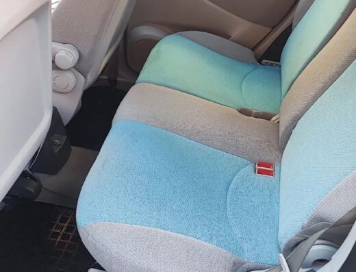Interni auto puliti e igienizzati da Autolavaggio a mano da Davide: sedili posteriori in tessuto azzurro e grigio chiaro.