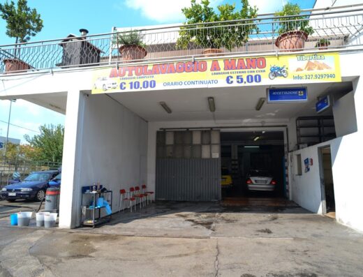 Autolavaggio A Mano Da Mimmo, un autolavaggio che offre servizi di lavaggio completo e lavaggio esterno con cera per moto e auto. Situato in Tiburtina.