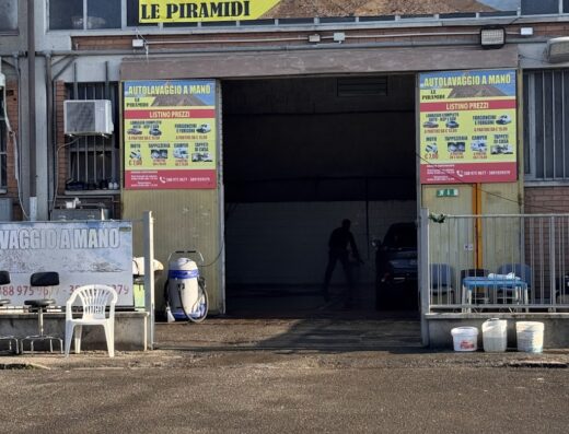 Autolavaggio a mano le piramidi