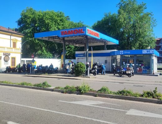 Autolavaggio a mano Tamoil di Corso Milano a Verona: sosta di gruppo di motociclisti per rifornimento e lavaggio moto