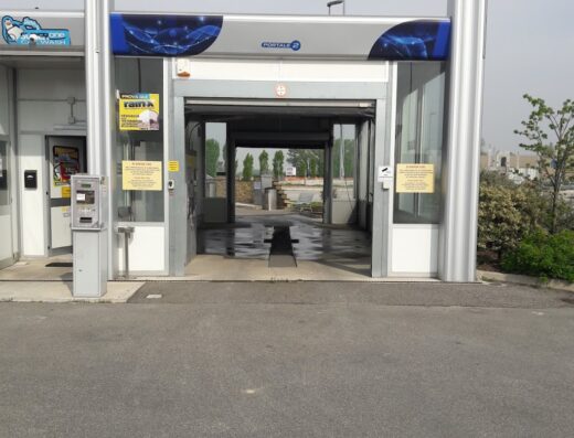 Autolavaggio Bennet: struttura di autolavaggio self-service per moto e auto, con portale di lavaggio automatico e pista bagnata