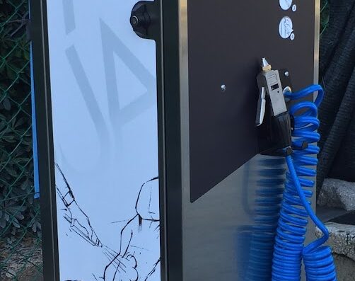 Autolavaggio cerchi Aquarama, stazione self-service per la pulizia e la manutenzione dei cerchi moto e auto, con pistola ad aria compressa.