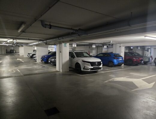 Parcheggio sotterraneo con diverse auto, servizio di autolavaggio e lavaggio tappezzeria offerto da Parcheggio Denis. Prenditi cura della tua auto!