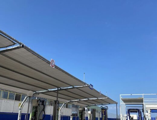 Autolavaggio EuroWash: vista esterna della struttura con postazioni di lavaggio self-service per moto e auto, tettoie ombreggianti e attrezzature per la pulizia dei veicoli.