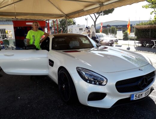 Autolavaggio Fatti Bene Massa Ms: Mercedes-Benz bianca in un autolavaggio, dettaglio della carrozzeria e di una persona appoggiata alla portiera.