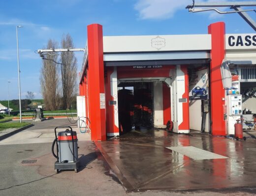 Autolavaggio Golden Wash a Lodi: vista esterna dell'autolavaggio, con spazzole automatiche e attrezzatura per la pulizia moto.