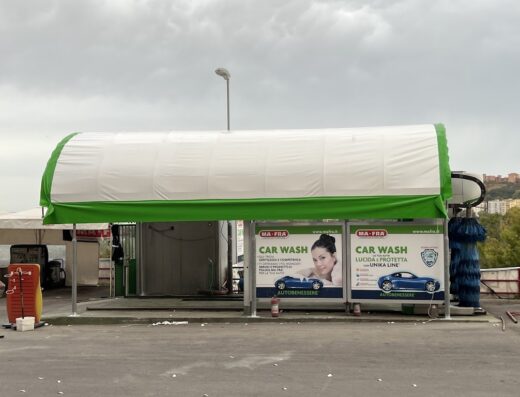 Autolavaggio Green Parking di Liotta Gaspare: struttura per autolavaggio con insegne "Car Wash" e prodotti Ma-Fra per la cura dell'auto.