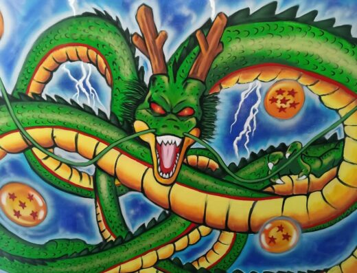 Dettaglio di un murale raffigurante Shenron, il drago verde di Dragon Ball, con le sette sfere del drago e fulmini sullo sfondo.