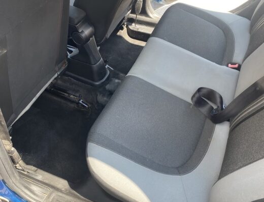 Interni auto con sedili posteriori grigi e neri presso Autolavaggio I 4 Fratelli, dettaglio della pulizia e cura degli interni.