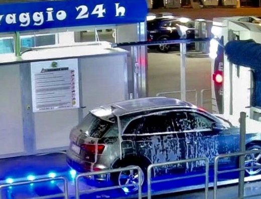 Autolavaggio Ideal Wash: Auto in fase di lavaggio automatico, con schiuma e spazzole rotanti. Servizio di pulizia veicoli 24 ore su 24.