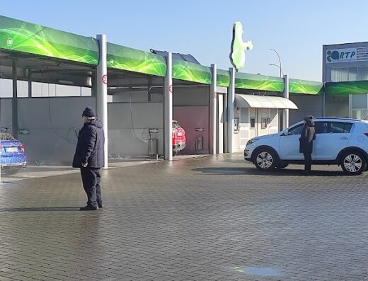 Autolavaggio Il Pinguino Eco Self Car a Montale, con vetture in diverse postazioni di lavaggio e persone presenti nell'area.