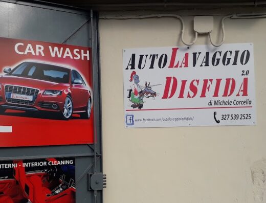 Insegne dell'Autolavaggio la Disfida 2.0 di Michele Corcella: lavaggio auto, lavaggio interni. Logo con auto rossa e cavaliere a cavallo di un asino.