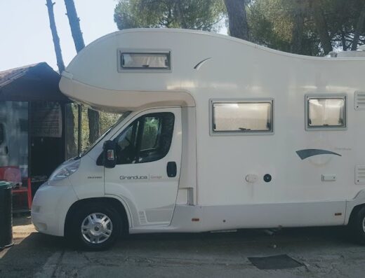 Autolavaggio La Pineta: Camper Granduca parcheggiato vicino alla struttura, ideale per la pulizia del tuo veicolo da viaggio