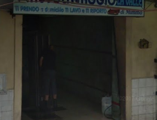 Foto dell'Autolavaggio La Valle di Benassai F., un servizio di lavaggio auto con l'offerta 'Ti prendo a domicilio, ti lavo e ti riporto' di Mimmo, ideale per la cura della tua moto o auto.